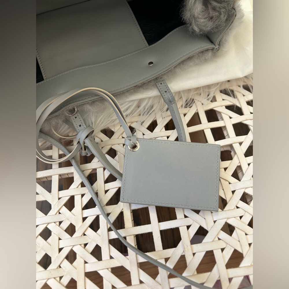 Balenciaga Papier in Mouton & Leather
With dust bag, original strap crossbody - Picture 16 of 16